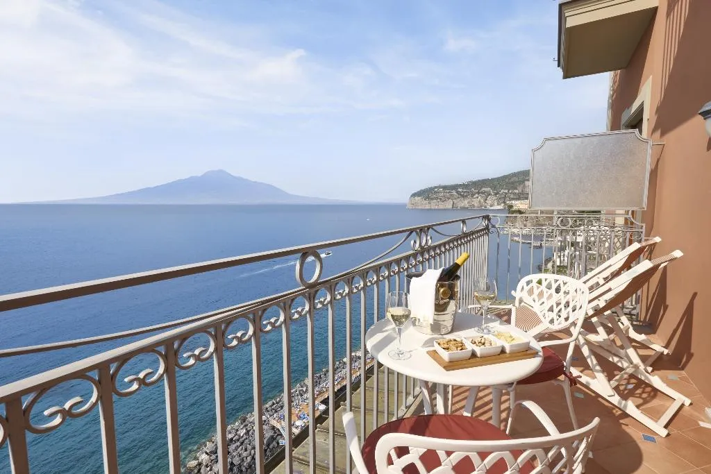 Double or Twin PREMIER SEA VIEW Room, Grand Hotel Ambasciatori, Naples