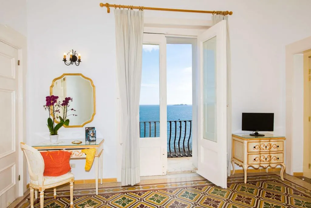 Room, California, Naples
