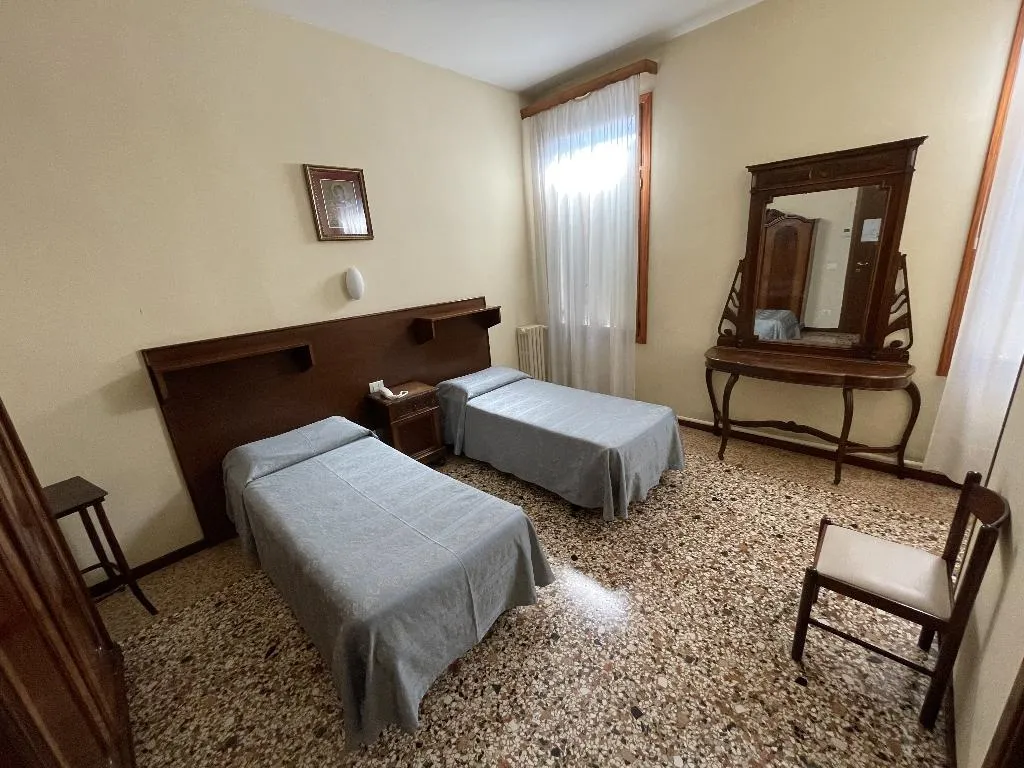 TWIN CANAL VIEW Room, Casa Caburlotto, Venice