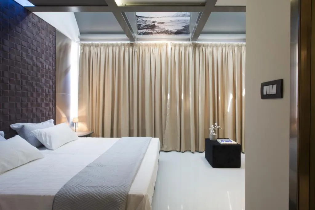 Room, Pi Athens, Athens