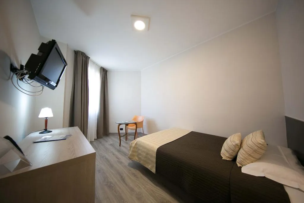SINGLE STANDARD Room, Mediterranea Hotel and Convention Center, Naples