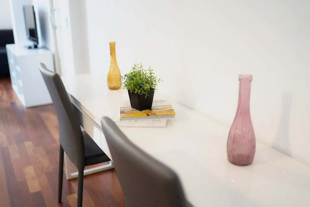 APARTMENT THREE BEDROOMS Room, azz Apartamentos Torre de la Plata, Seville