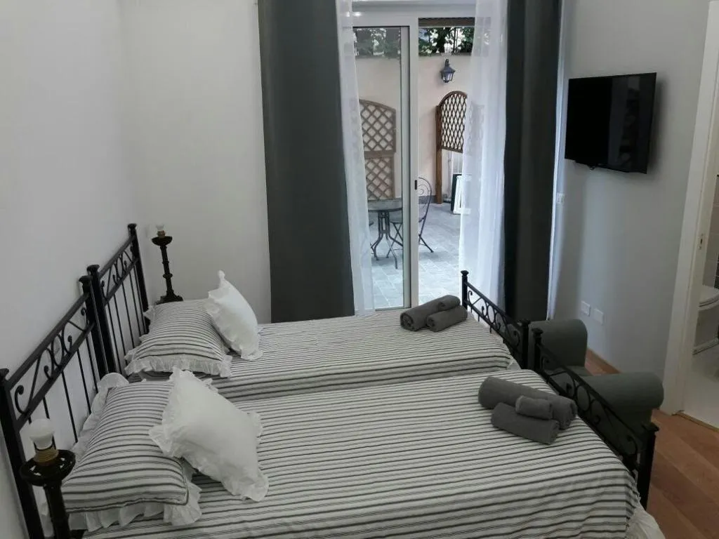 Room, La Piazzetta Delle Regine, Rome
