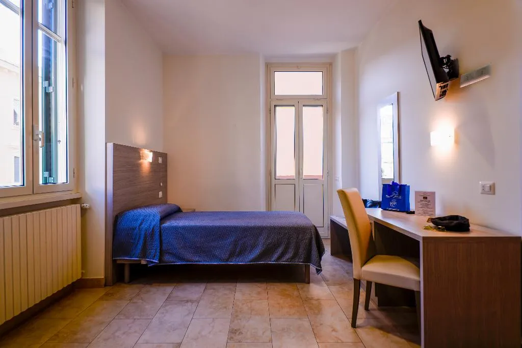 TRIPLE BASIC Room, Casa San Giuseppe (Roma San Giovanni), Naples