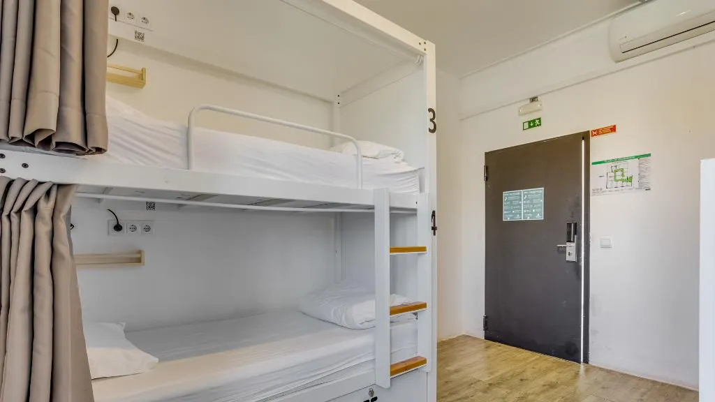 Bed in dormitory WITH SHARED BATHROOM Room, Hostellicious, Algarve