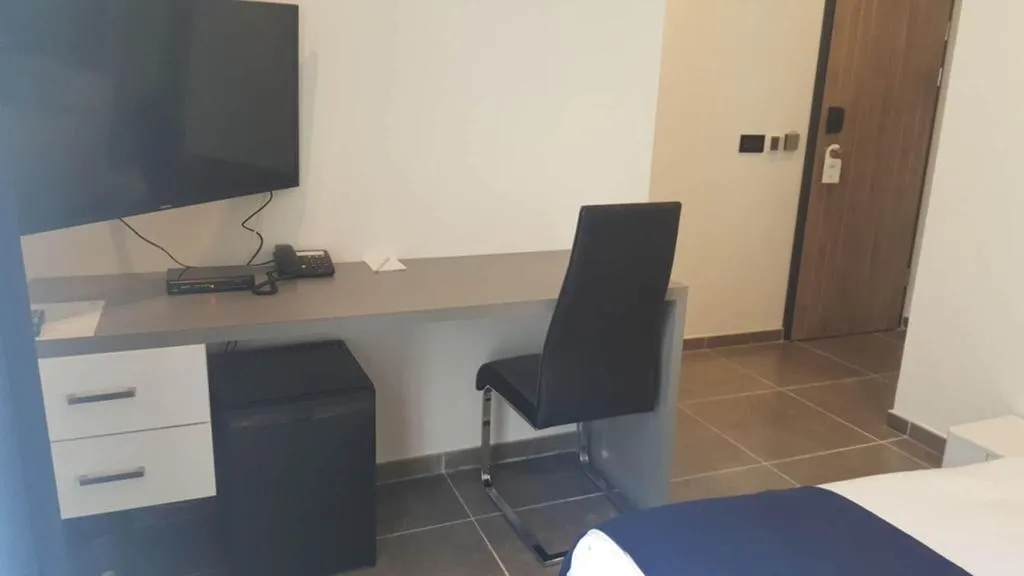 Double or Twin QUEEN SIZE BED Room, Pebbles Boutique Aparthotel, Malta
