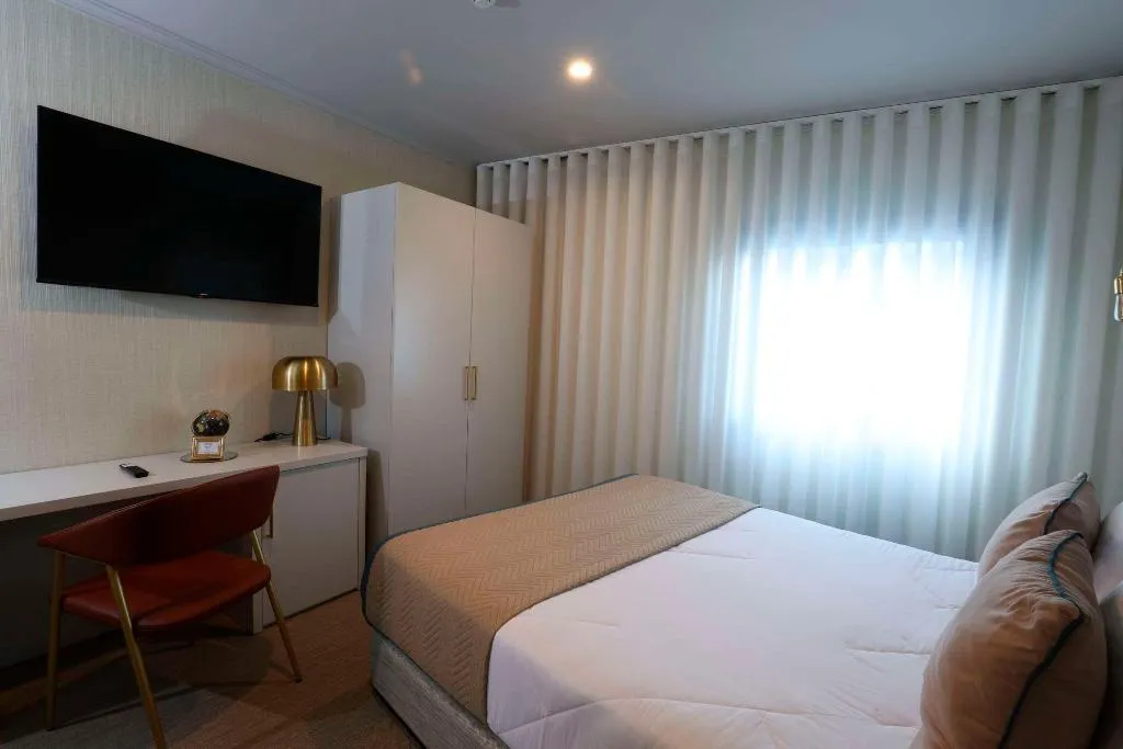 Room, America, Porto