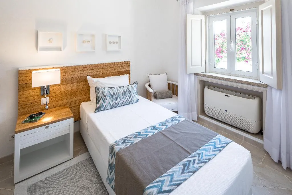 VILLA SIX BEDROOMS WITH PRIVATE POOL Room, Shantivillas, Algarve