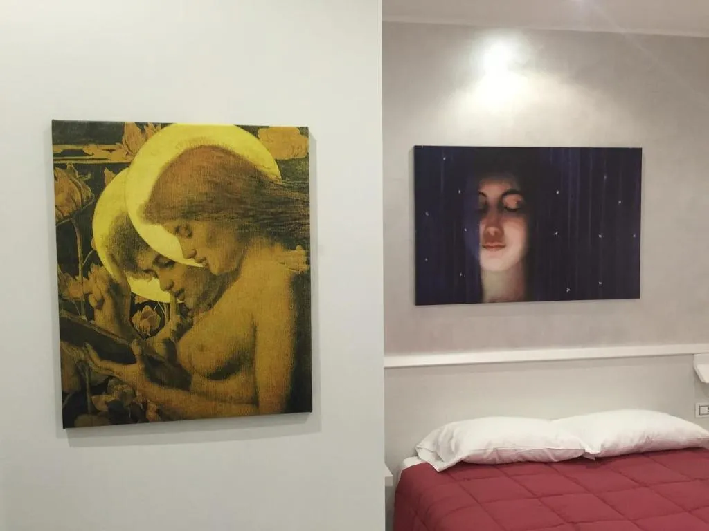 Room, Picaflor, Milan