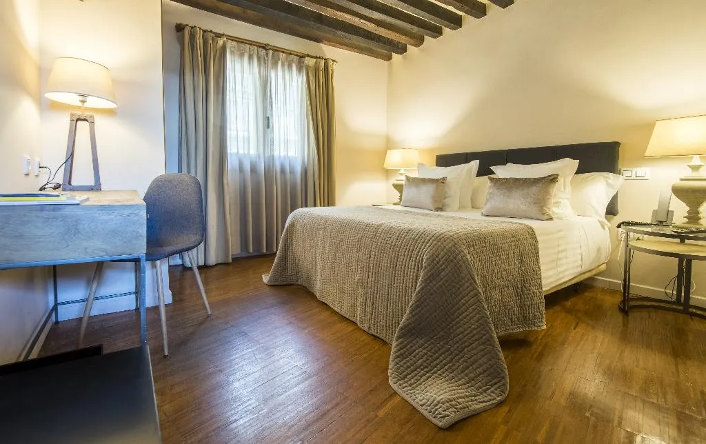 DOUBLE STANDARD Room, Abad Toledo, Madrid