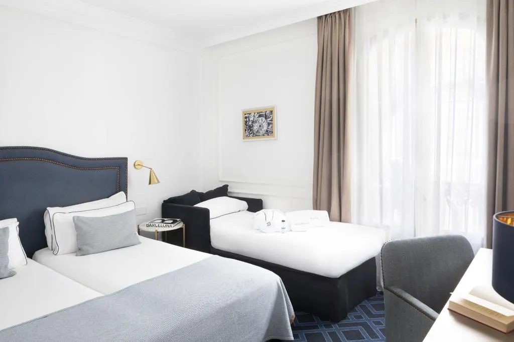 TRIPLE SUPERIOR WITH VIEWS Room, Midmost Barcelona, Barcelona