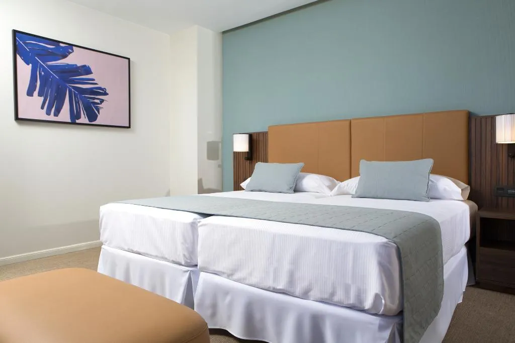 FAMILY ROOM DELUXE TWO BEDS Room, Hotel Riu Plaza España, Madrid