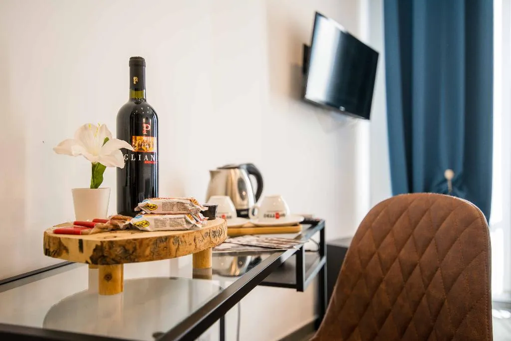 TRIPLE BASIC Room, Quattro Briganti, Naples