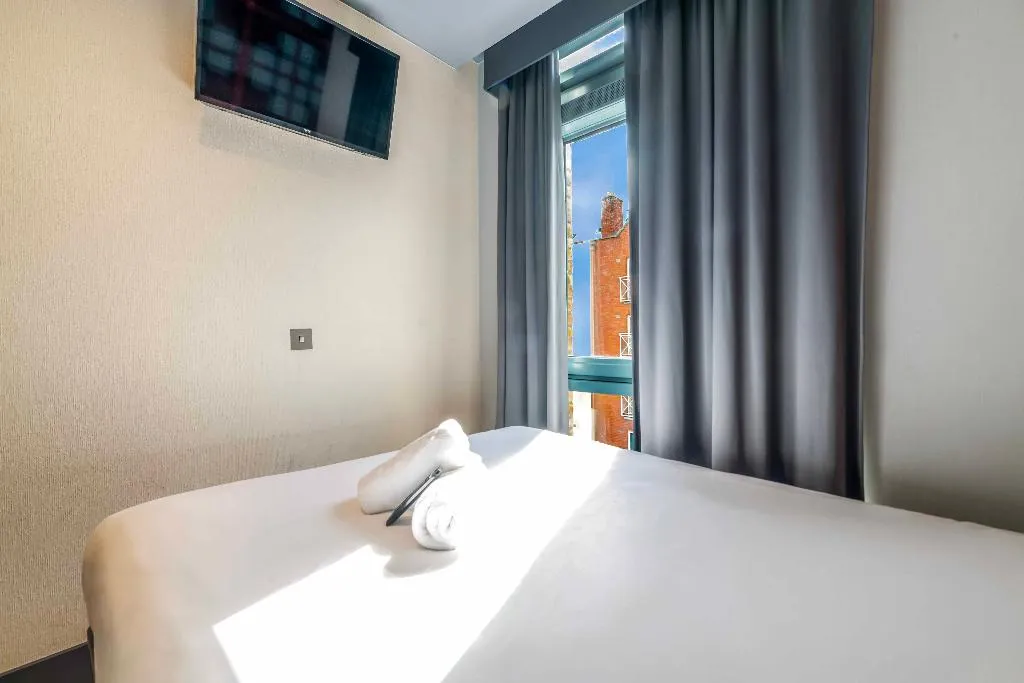 DOUBLE STANDARD Room, easyHotel Dublin City Centre, Dublin