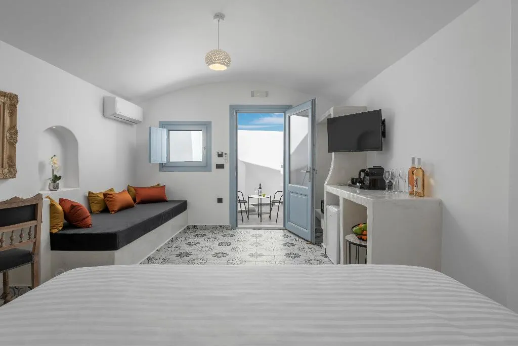 SUITE WITH JACUZZI Room, Sole D'Oro Luxury Suites, Santorini