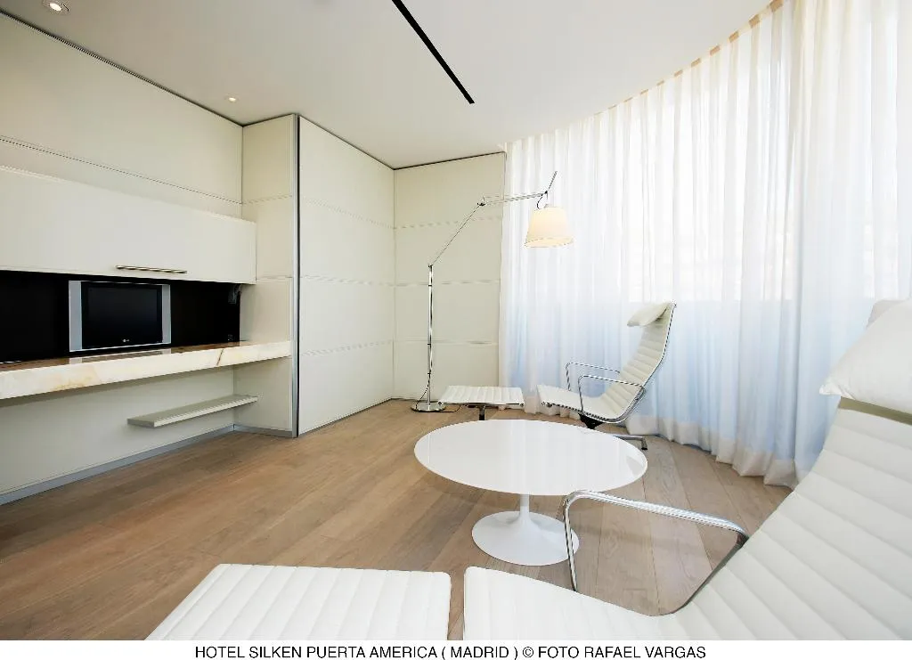 JUNIOR SUITE STANDARD Room, Puerta America Madrid, Madrid