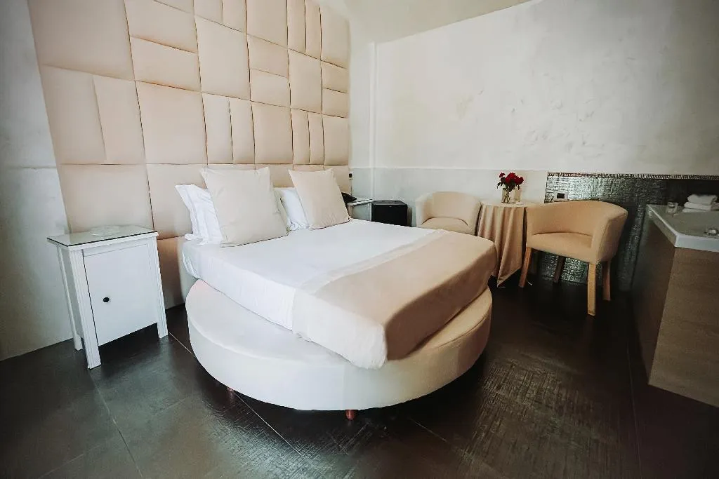 JUNIOR SUITE WITH JACUZZI Room, Bee Queen Hotel, Naples