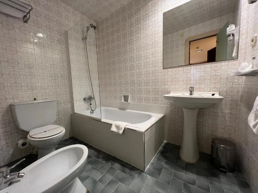 DOUBLE ECONOMY Room, Lleo, Barcelona