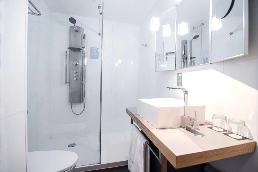 TRIPLE STANDARD Room, Petit Palace President Castellana, Madrid