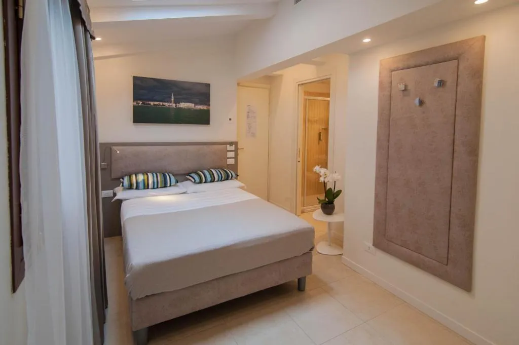 DOUBLE ECONOMY Room, Leone, Venice