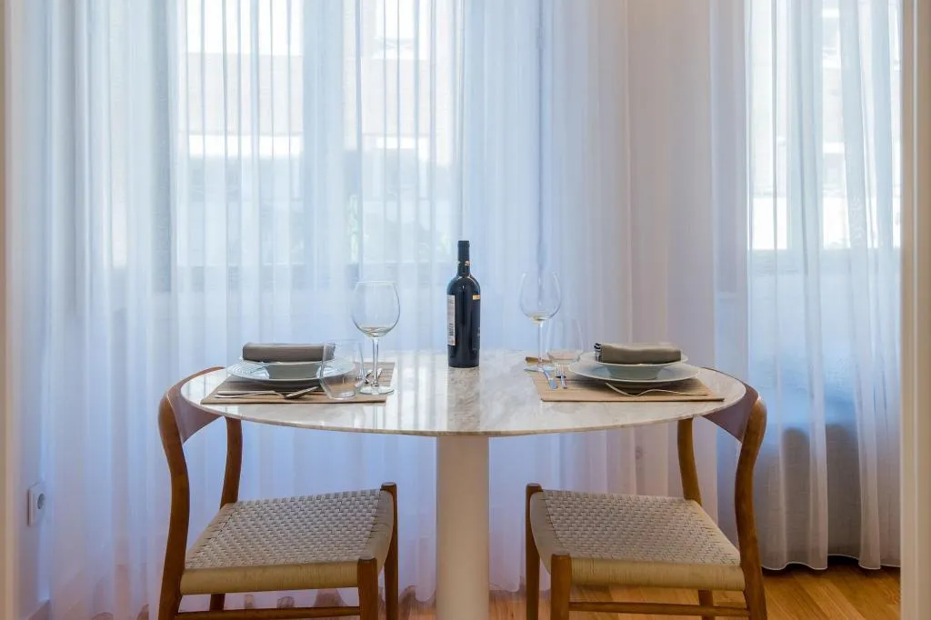 Room, Domum, Porto