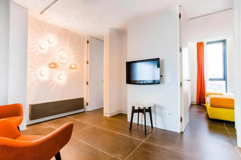 APARTMENT CAPACITY 5 THREE BEDROOM Room, Cosmo Apartments Sants, Barcelona