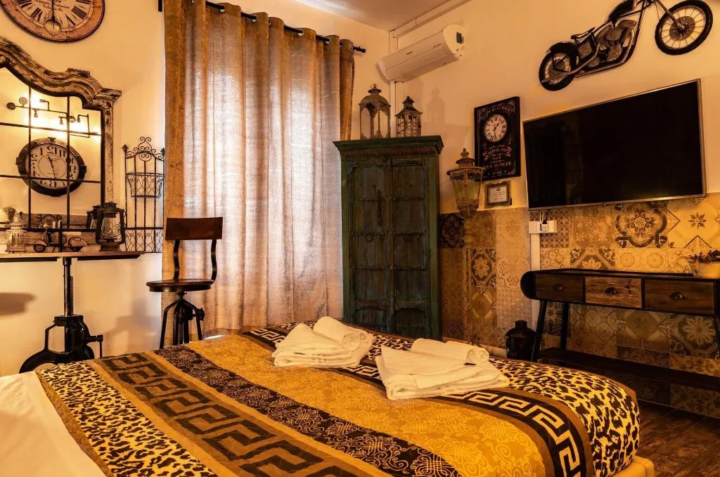 Room, Romantic Dreams, Naples