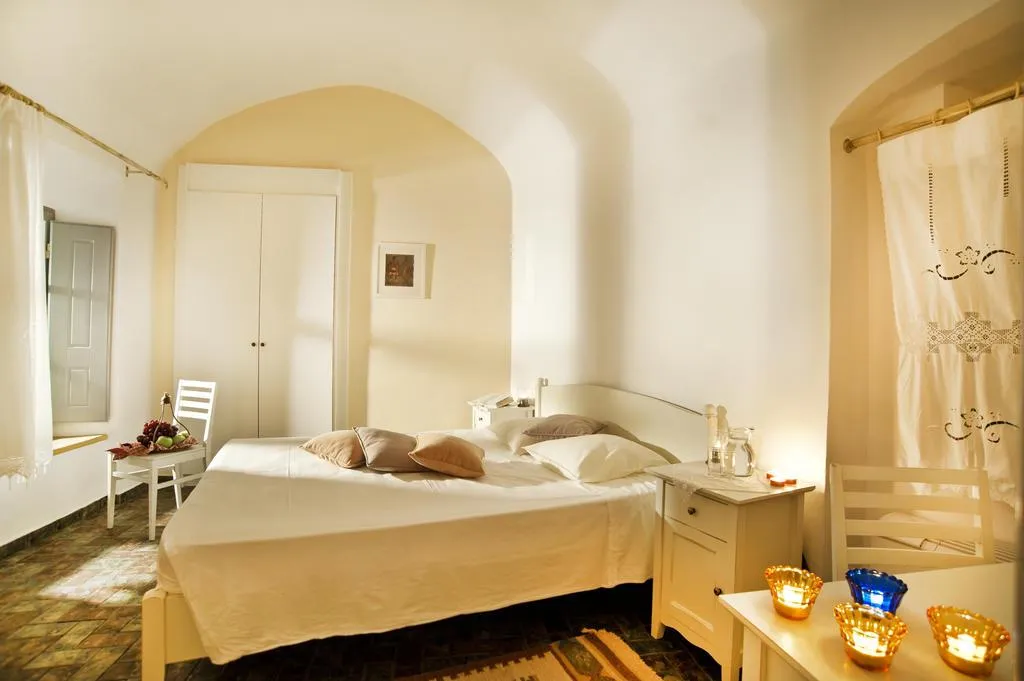 SUITE STANDARD Room, Markezinis Suites, Santorini