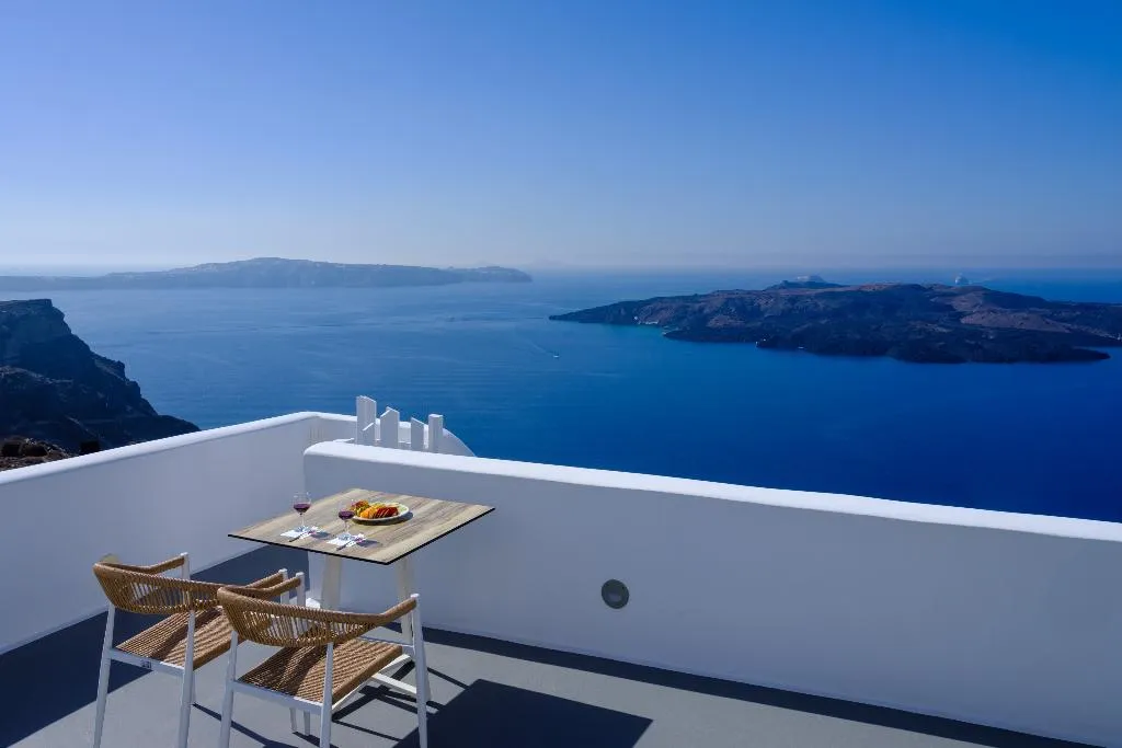 APARTMENT WITH JACUZZI Room, Kamares Apartments, Santorini