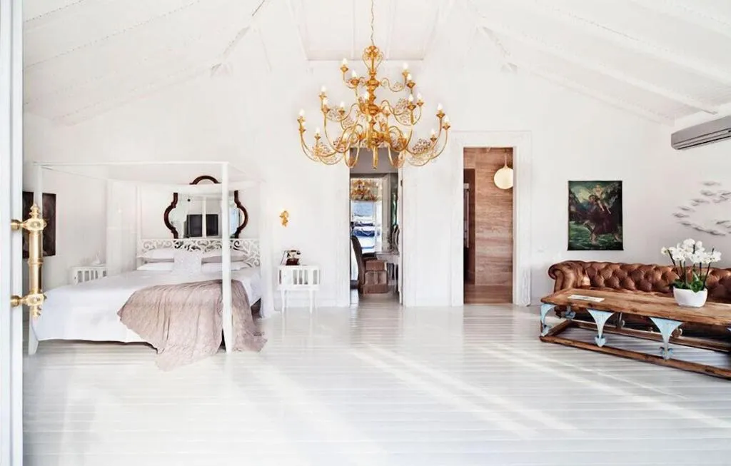Room, Sabrina's Haus, Dalaman