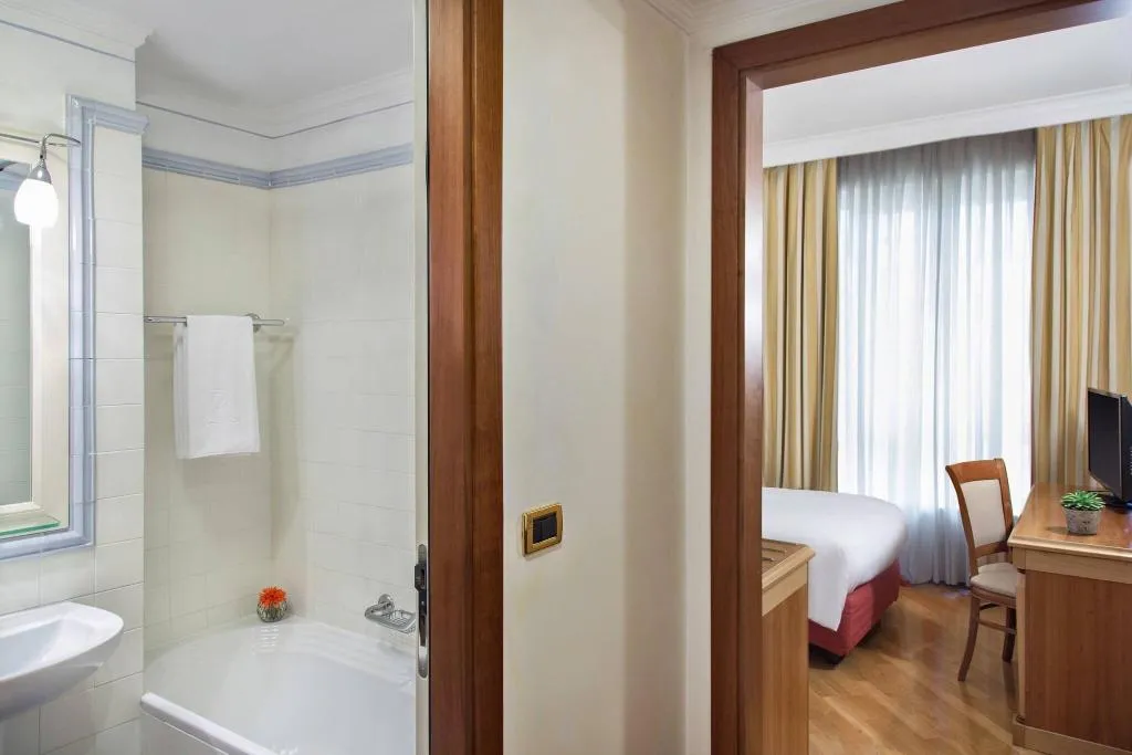 Room, Renaissance Naples Mediterraneo, Naples