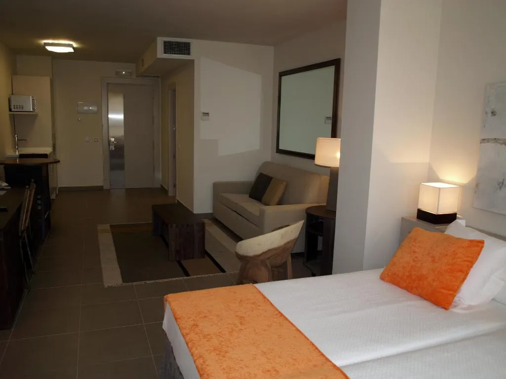 QUADRUPLE STANDARD Room, Eco Alcala Suites, Madrid