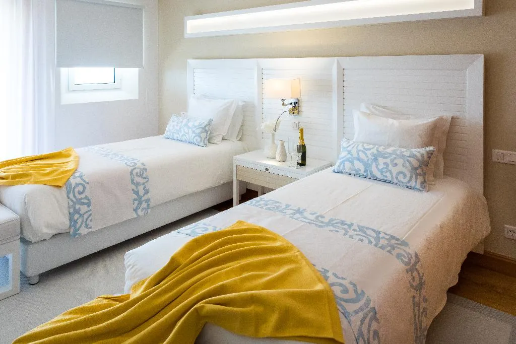 VILLA SEVEN BEDROOMS WITH PRIVATE POOL Room, Shantivillas, Algarve