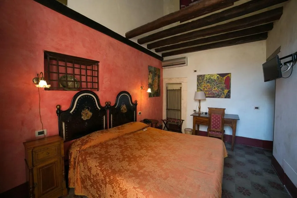 DOUBLE CLASSIC QUEEN BED Room, Charme Henry S House, Catania