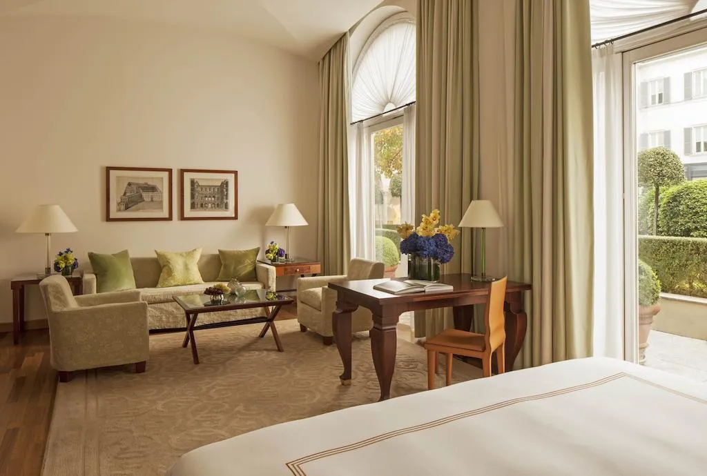 JUNIOR SUITE KING SIZE BED Room, Four Seasons Hotel Milano, Milan