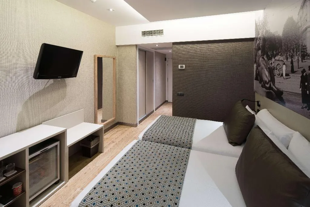 Room, Catalonia Born, Barcelona