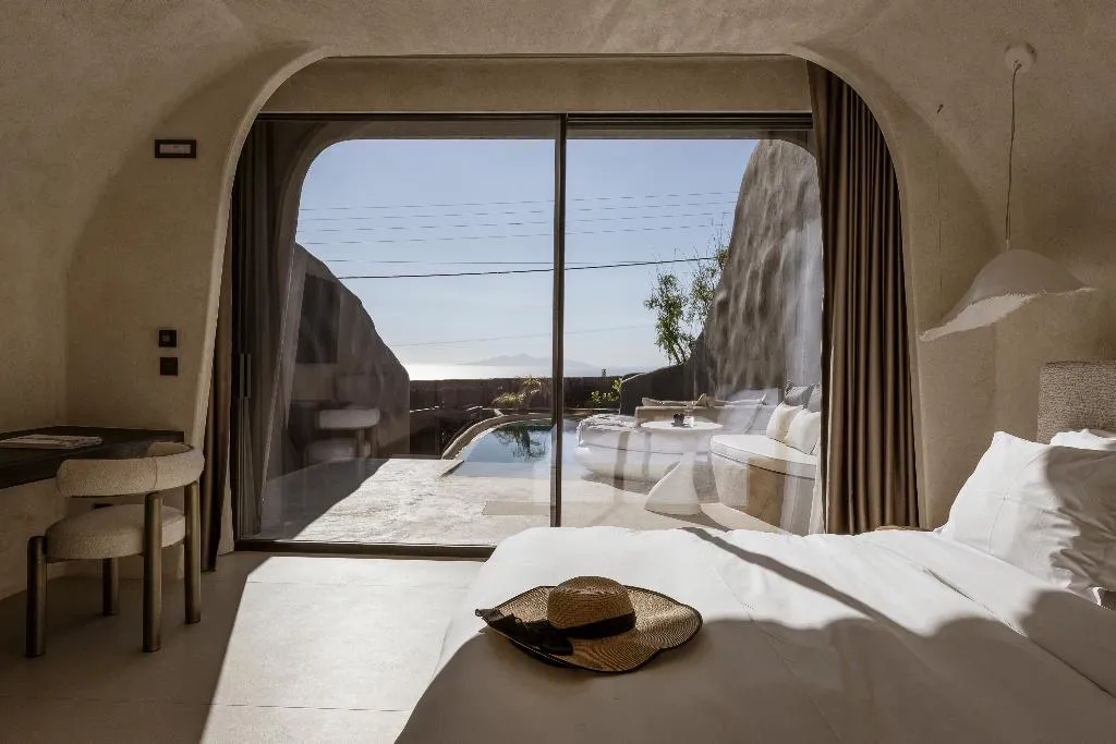 SUITE WITH PRIVATE POOL Room, One Of One Hotel, Santorini