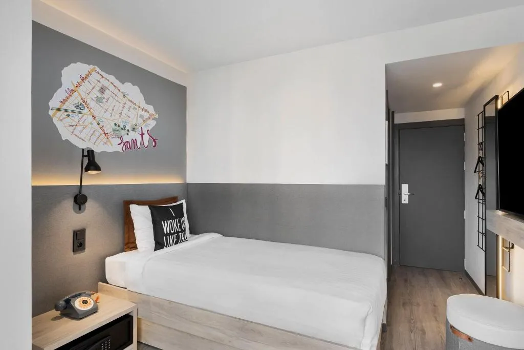 SINGLE WITH BALCONY Room, Moxy Barcelona, Barcelona