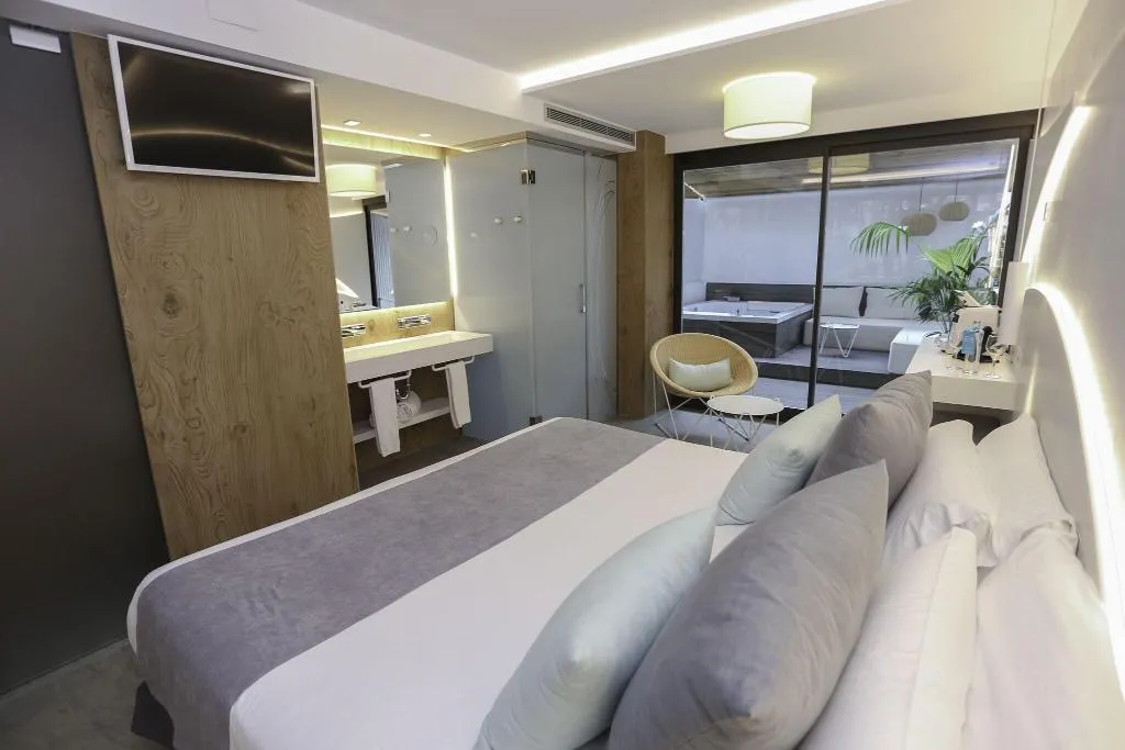DOUBLE DELUXE KING BED Room, Kaktus Playa, Costa Brava