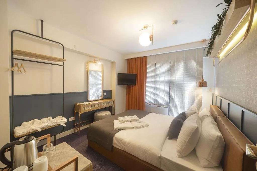 Room, Viva La Vita, Izmir