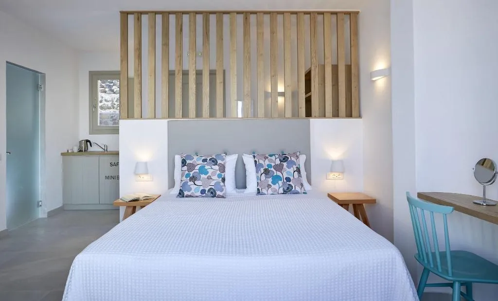 SUITE DELUXE WITH JACUZZI Room, Aperanto Suites, Santorini