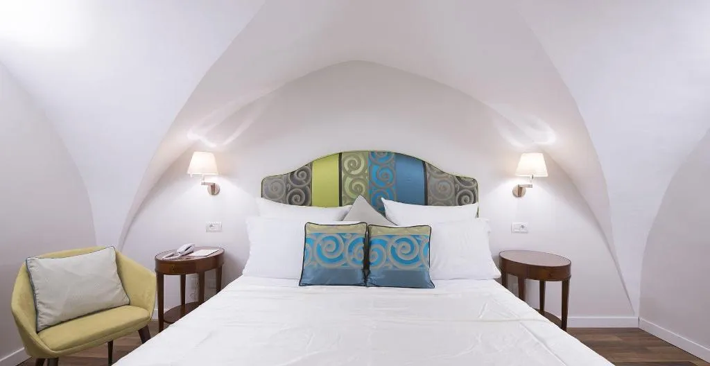 Room, Diecisedici, Naples