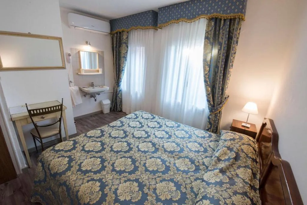 Room, Hotel Casa Peron, Venice