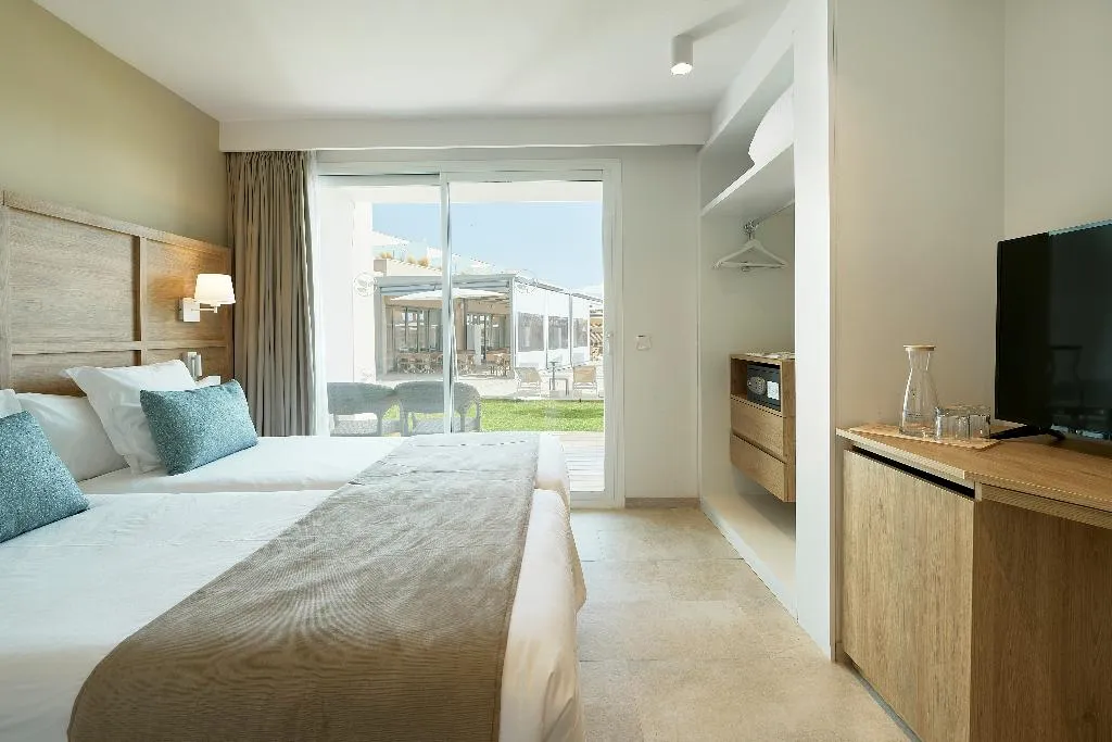 Double or Twin CLASSIC WITH TERRACE Room, Iberostar Waves Cala Domingos, Majorca