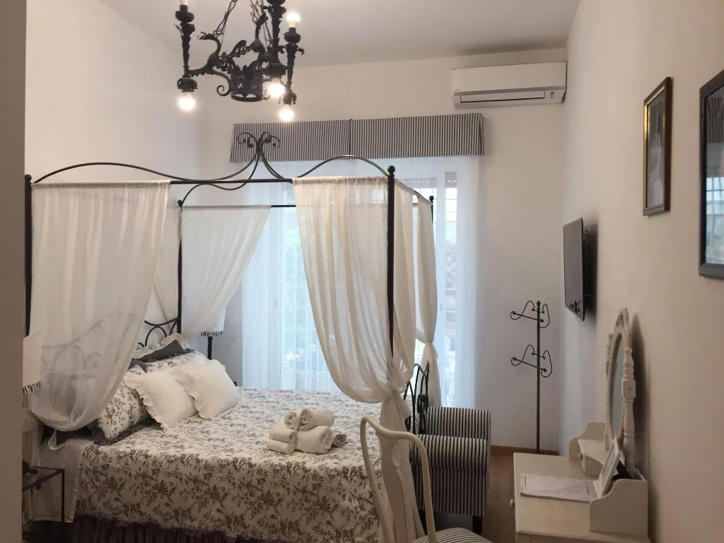Room, La Piazzetta Delle Regine, Rome