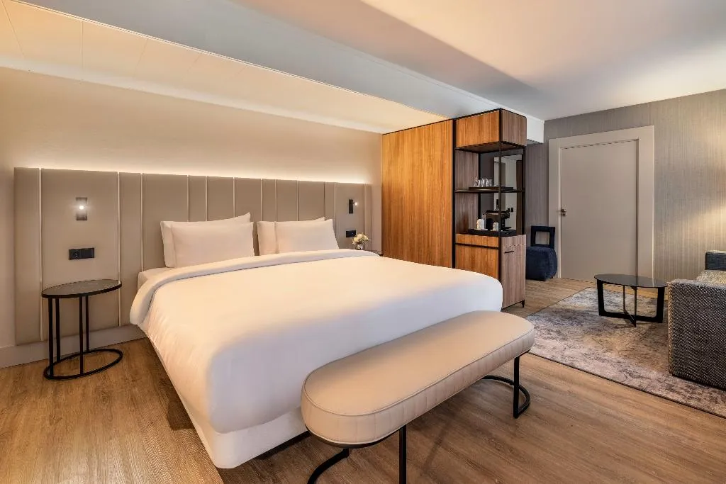JUNIOR SUITE STANDARD Room, NH Amsterdam Leidseplein, Amsterdam