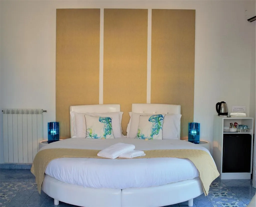 Room, Piazza Tasso B B, Naples