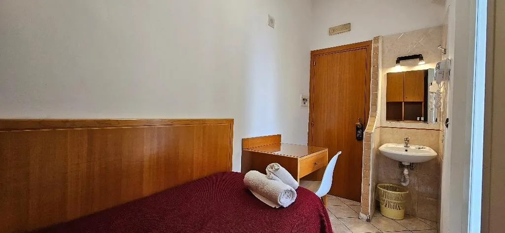 SINGLE Shared external bathroom Room, Zara, Naples