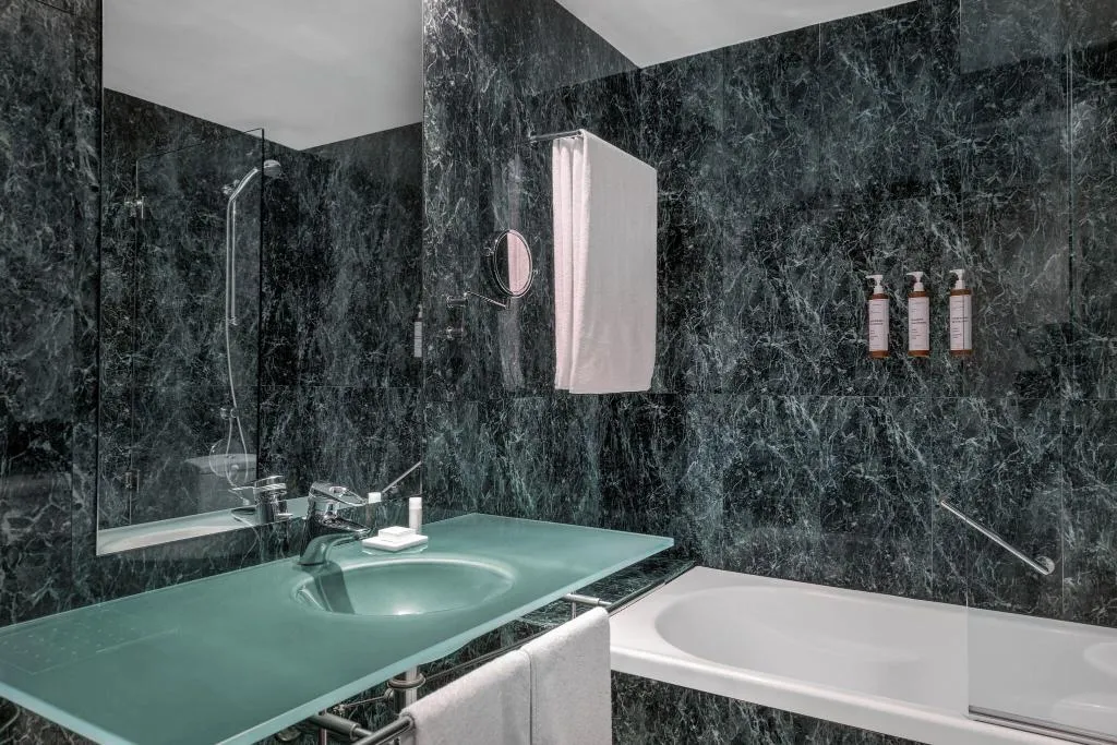 DOUBLE SUPERIOR QUEEN BED Room, AC Madrid Aravaca, Madrid