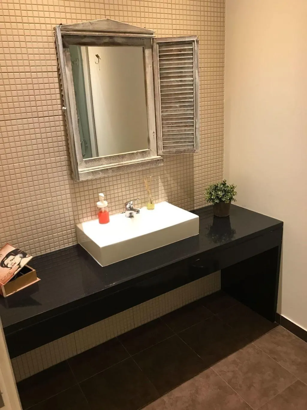 Room, Happy @ Chiado, Lisbon